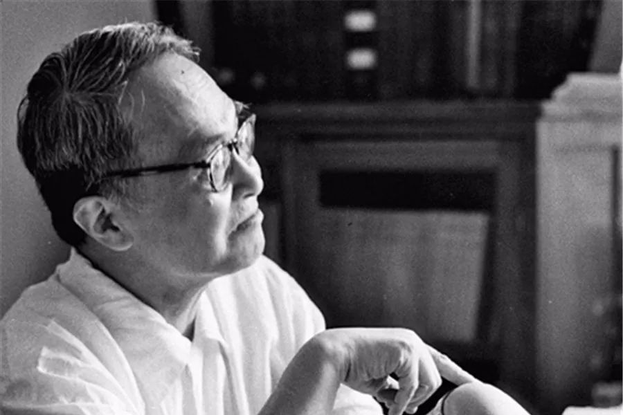 钱钟书是中国现代著名作家和文学研究家,通晓多种外文,深入研读中国及