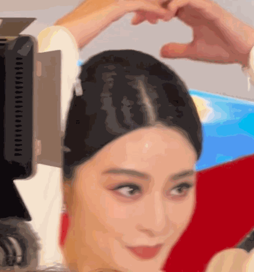 香港这一夜赵丽颖败给蒋勤勤范冰冰受邀参加穿搭尽显野心