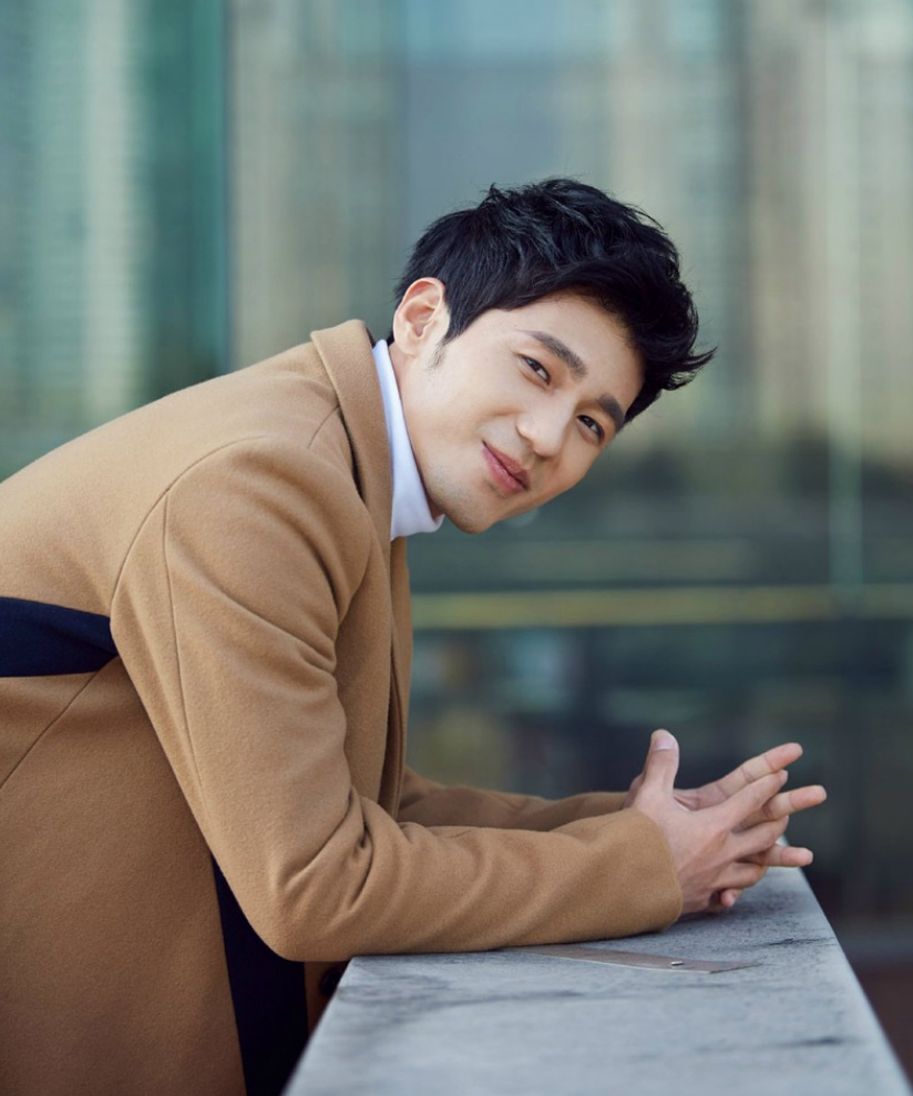 其次是感情方面,和刘萌萌低调相恋的他,虽然两人很少在公众场合秀恩爱