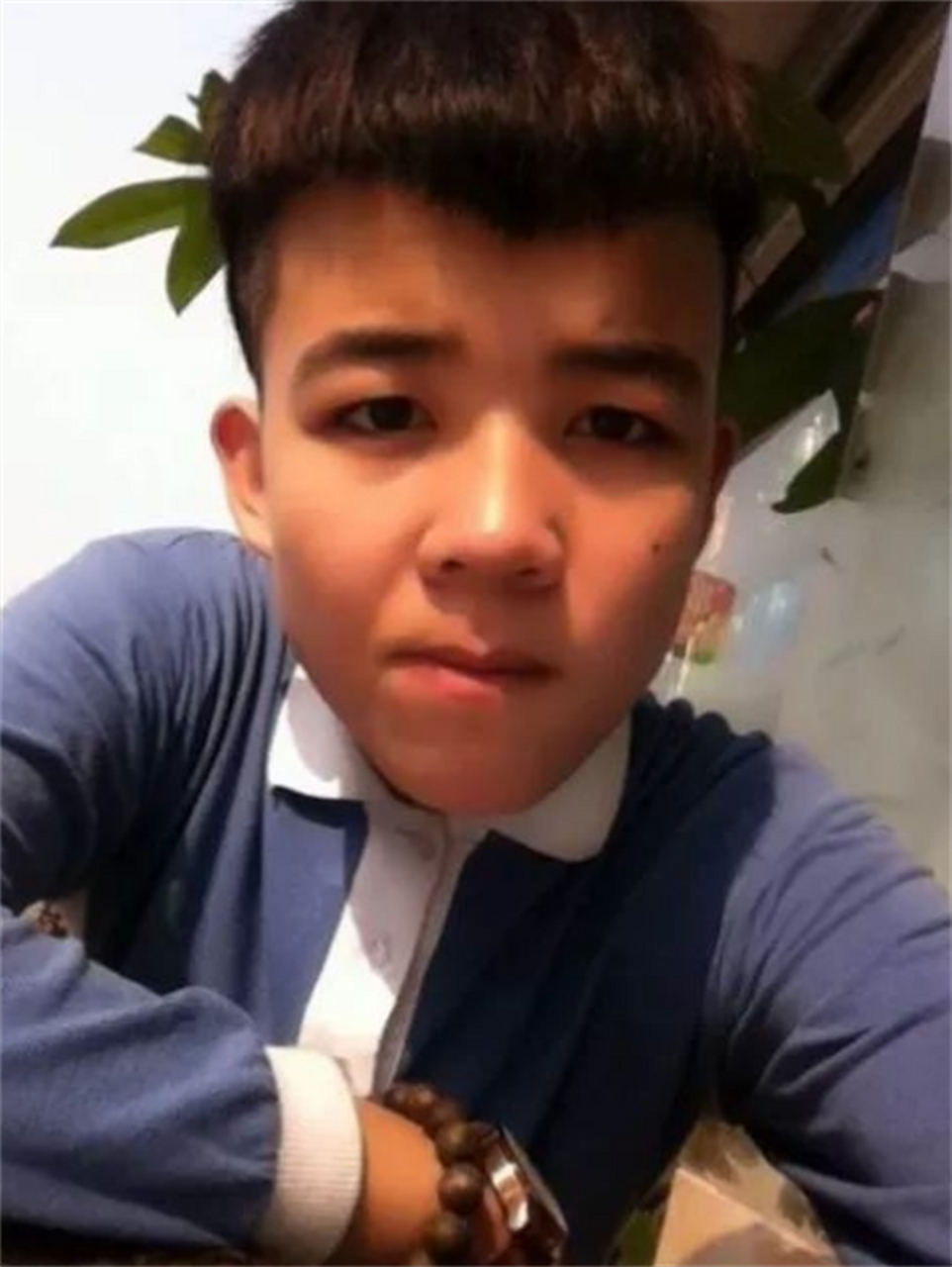 易虎臣因追求物质和名声而创业失败,背负债务;吴宗宏则勤奋学习,考上