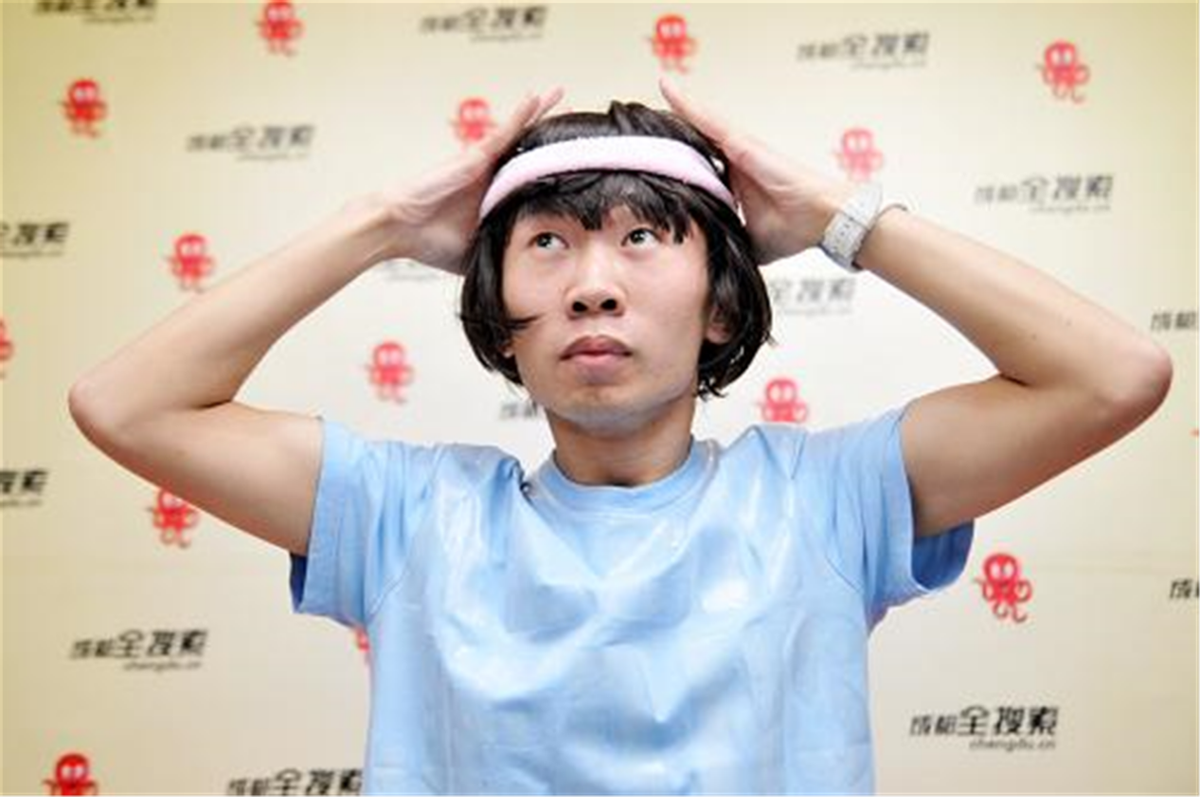 他和自己的室友周翔宇组成了名为"羌族双煞"的双人组合.