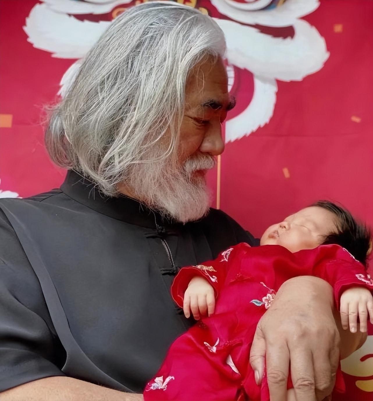 张纪中娶小31岁的娇妻岳母小自己11岁72岁也要尽孝心