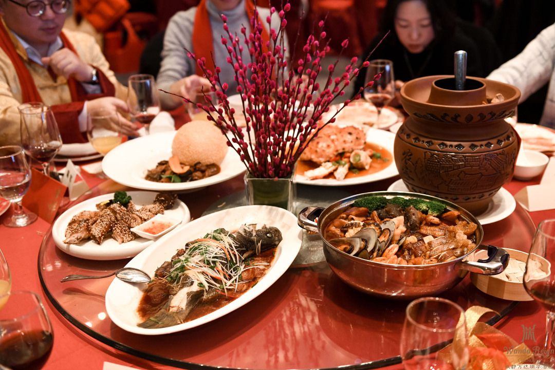 奶奶寿宴上,我拉着我妈去付账,5分钟后看着奶奶一家鸡飞狗跳