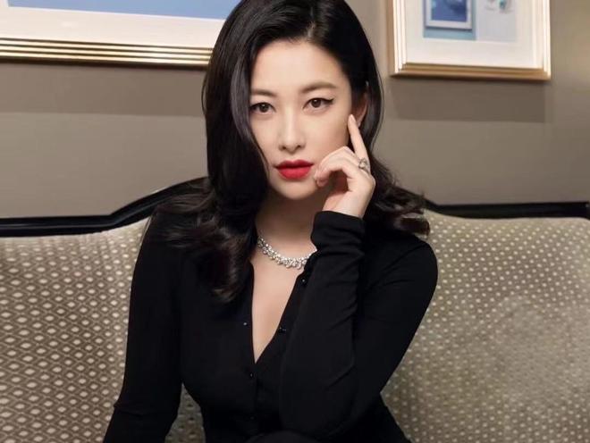 回顾朱珠前任个个是人物37岁选择嫁给普通人