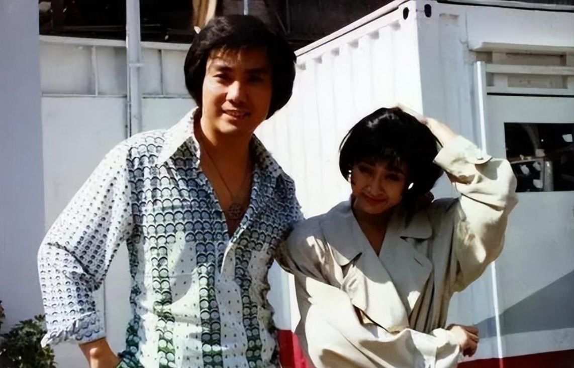 回顾伍卫国曾和刘晓庆苦恋5年分开后不拍戏也不结婚72岁还单身