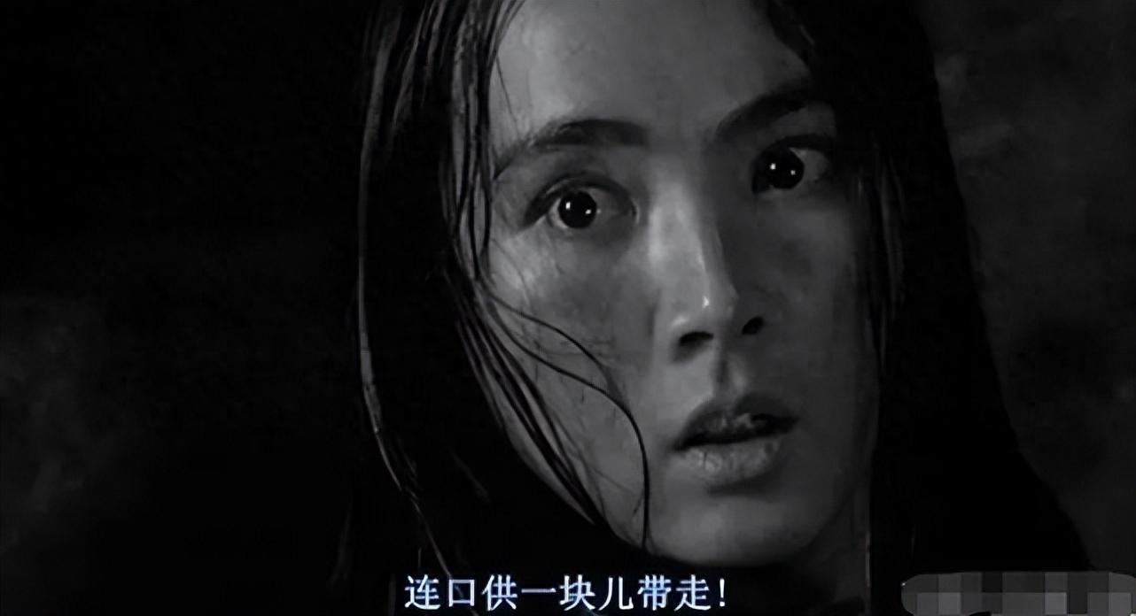 在电影《鬼子来了》中,姜宏波浑身赤裸却小心翼翼探身往外瞧的样子