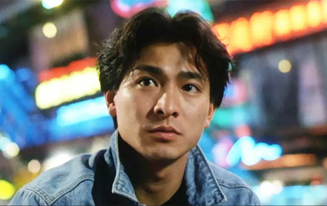 如今已经年过花甲的刘德华,容颜没有多少变化,身材清瘦,常年保持着