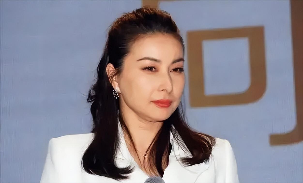 回顾郭晶晶到底算不算大美女看看她和章子怡的合照就知道了