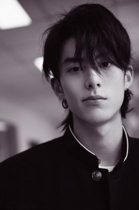 王鹤棣算是新生代演员中,最具"雅痞感"的帅哥.