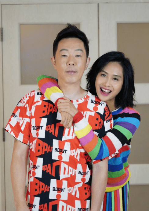 回顾52岁的朱茵近况曝光住破屋开破车昔日女神风光不再