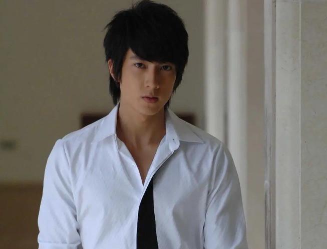 《公主小妹》火遍两岸三地,内地的观众由此部剧认识了长相帅气的吴尊