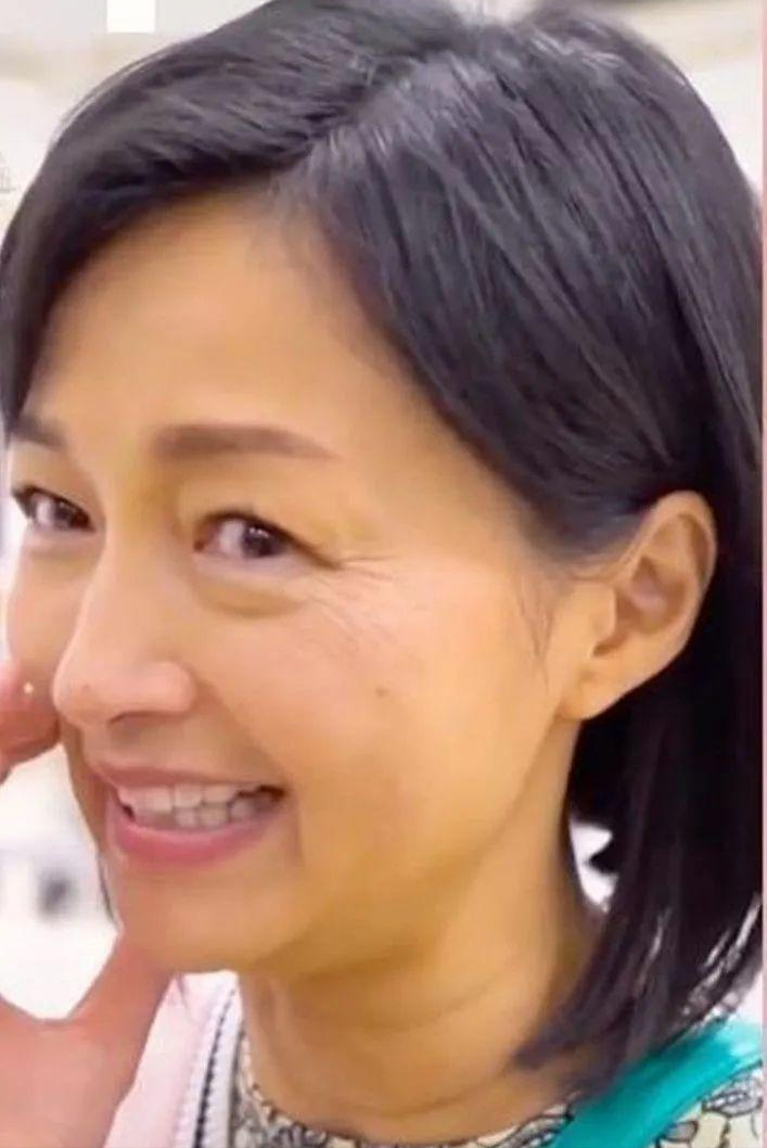 笑起来眉眼弯弯,两个小酒窝十分讨喜.