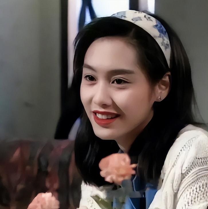 回顾52岁的朱茵近况曝光住破屋开破车昔日女神风光不再