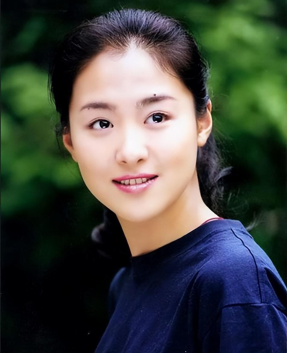 丹凤眼,柳叶眉,樱桃小口,眉边一颗美人痣涂填靓丽,别有韵味,沈傲君在