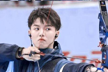 回顾22岁英年早婚为挣学费进入娱乐圈他活成了小说里的男主角