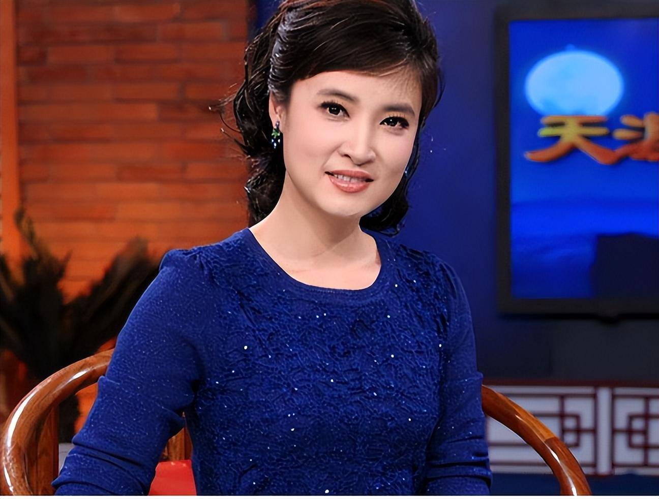 《海峡两岸》主持桑晨,原来是这位大明星的后代,难怪长这么好看