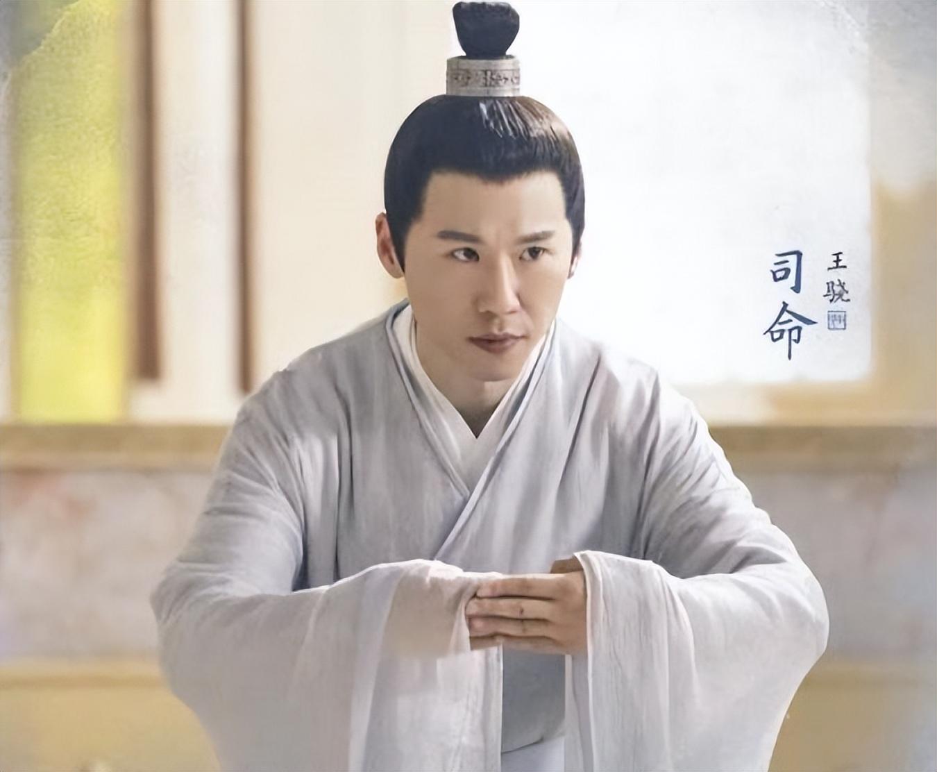 母亲虽是大家熟悉的老戏骨,但是父母并不支持他吃演员这碗饭.