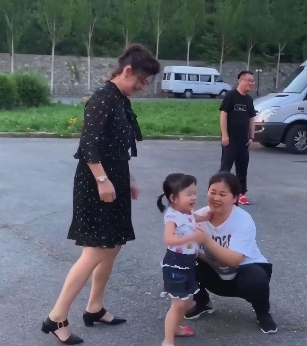 回顾闫学晶45岁时产下一女比孙子才大7岁