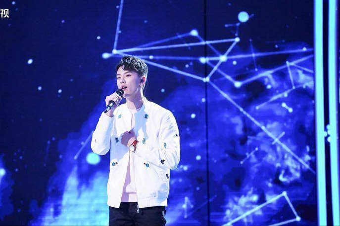 回顾22岁英年早婚为挣学费进入娱乐圈他活成了小说里的男主角