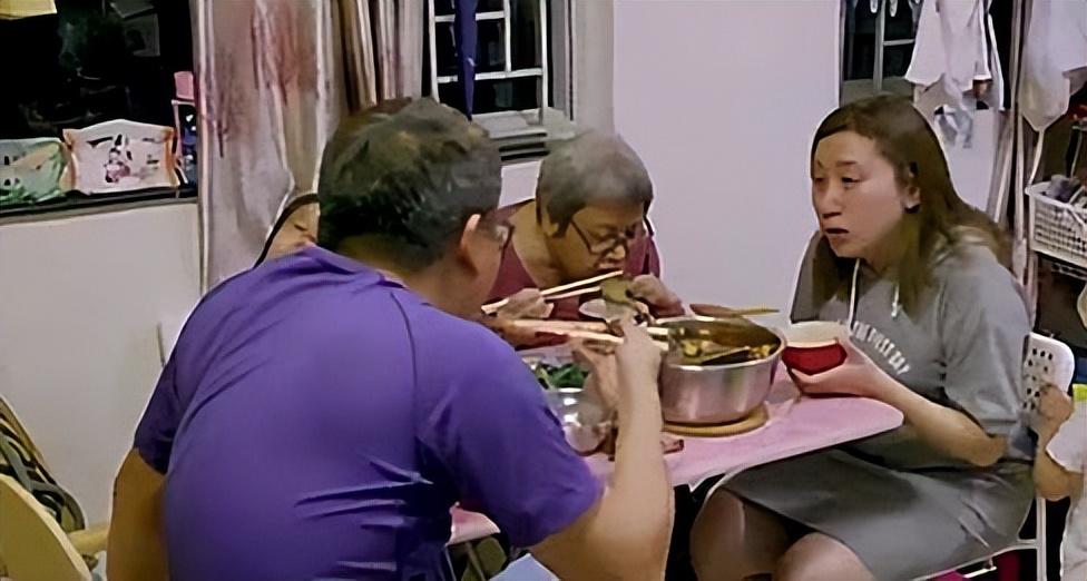 回顾香港女教师全家移民英国老公说宁当乞丐也不回国过得如何