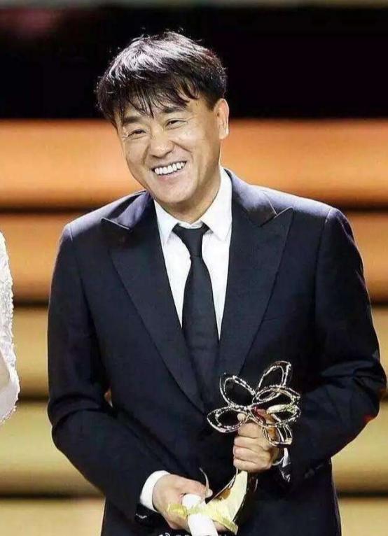 回到家里,媳妇李海洋对何冰说:"你看,我就说你行吧.