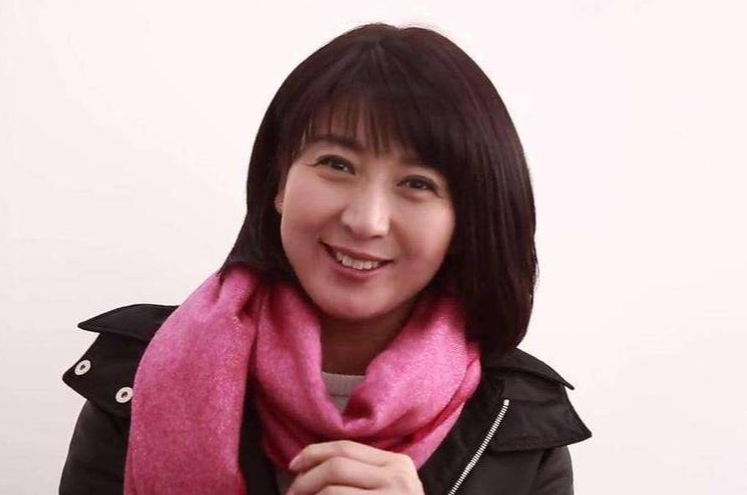 回顾闫学晶45岁时产下一女比孙子才大7岁