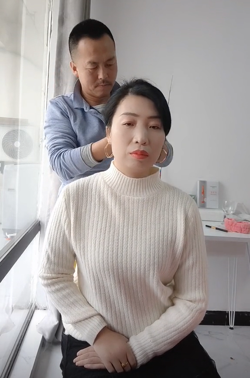 回顾因婚前的承诺卡车司机照顾偏瘫妻子4年妻子离世他哭成泪人