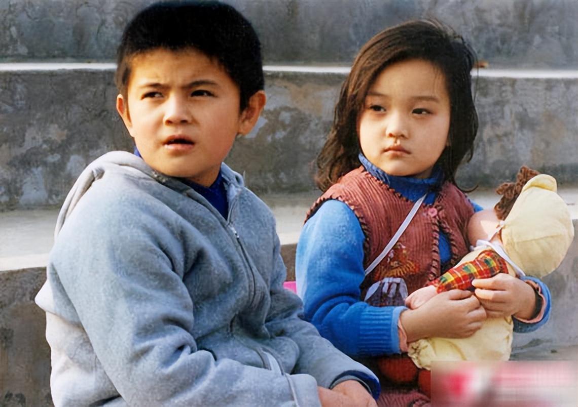 此时的方超已经不再是小配角,而是主角了,在《泉水叮咚》中与张瑞芳演