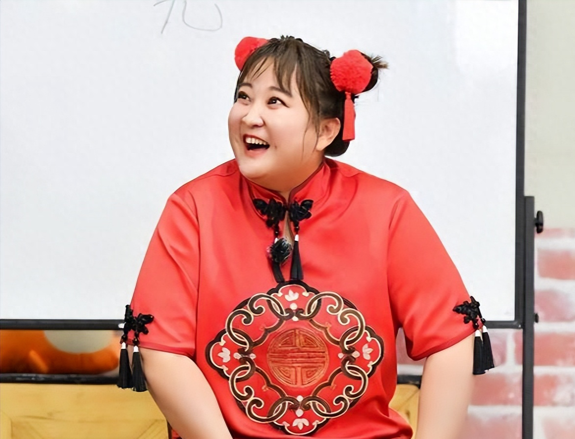 回顾41岁贾玲瘦50斤后再现身与张小斐故地重游