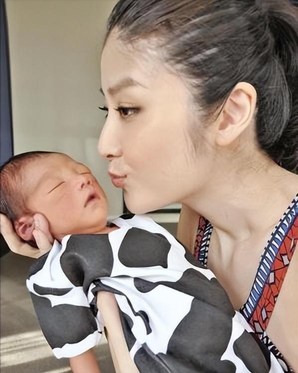 婚后甜蜜恩爱的生活,使陈慧琳的状态越来越好,没多久她就发现自己怀孕