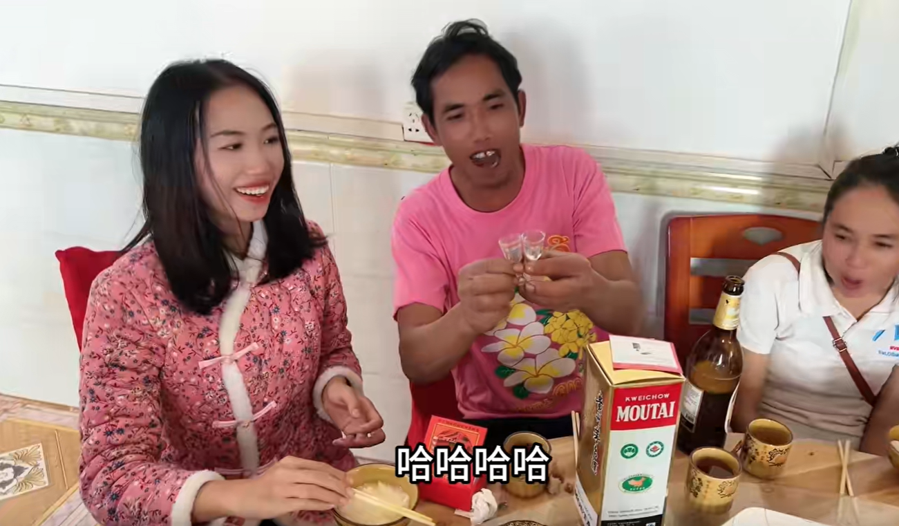 花花和亲戚聚完餐后,小谢又跟花花提议:咱们去舅舅家买一头牛,给村里