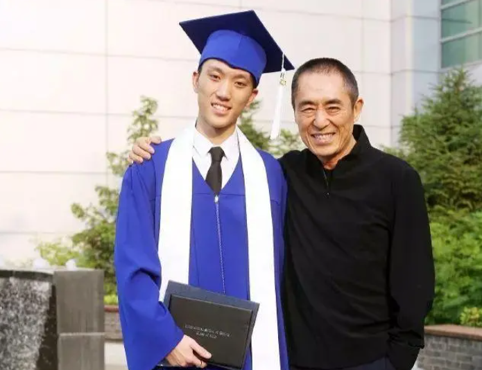 原来他是张艺谋的儿子18岁能拿下最佳导演奖成为父母骄傲
