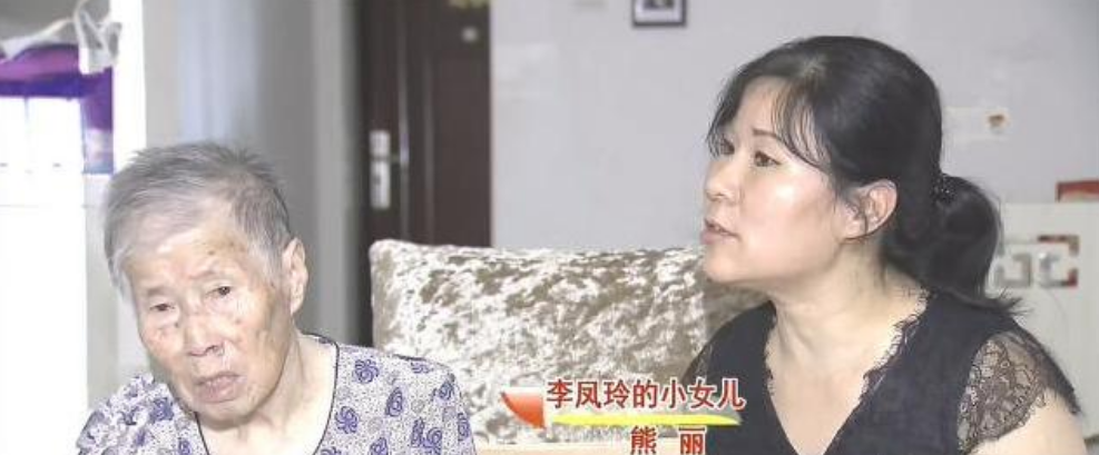 1967年,四十多岁的李凤玲生下了一个可爱的小女儿,她抱着小小的女儿