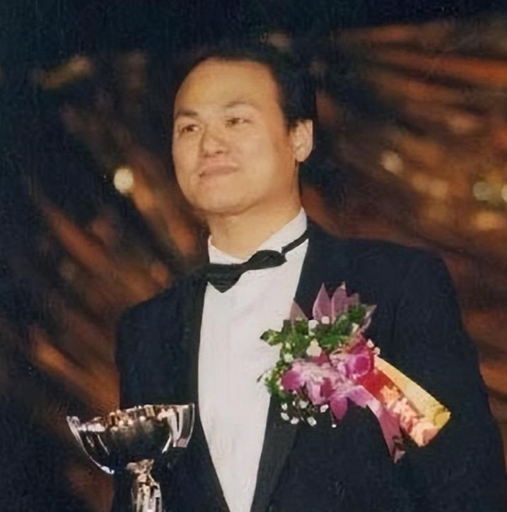 回顾张也55岁还未婚和62岁的吕继宏互相陪伴多年不结婚也幸福