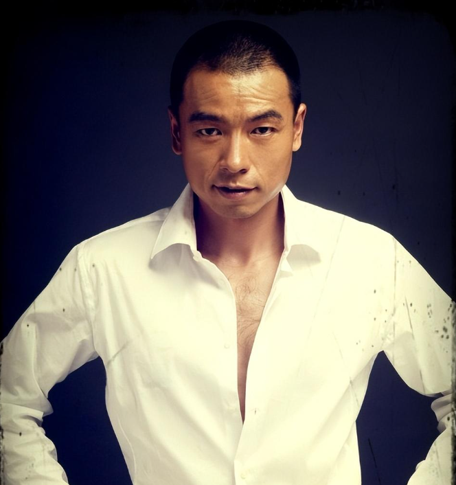 回顾王挺7岁被父亲抛弃20岁为父亲还巨债51岁才敢娶妻生子