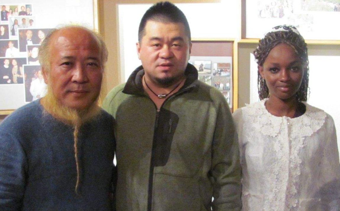 就这样,杨彦踏上了非洲寻找雕塑少女的路途,他背着画板在尼日利亚