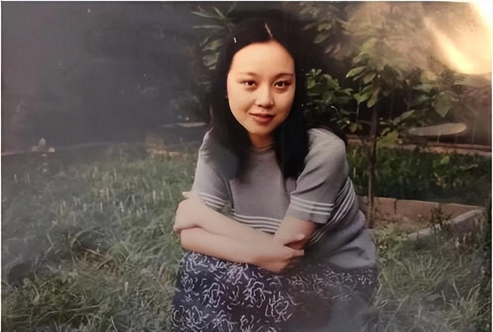 前半生的闫妮,完全可以用郑钧在《私奔》里的歌词来形容她"我梦寐以求