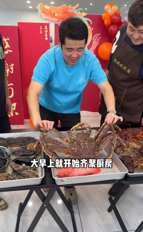 茅台当料酒包子包金条海鲜当米吃这两个美食博主什么来头