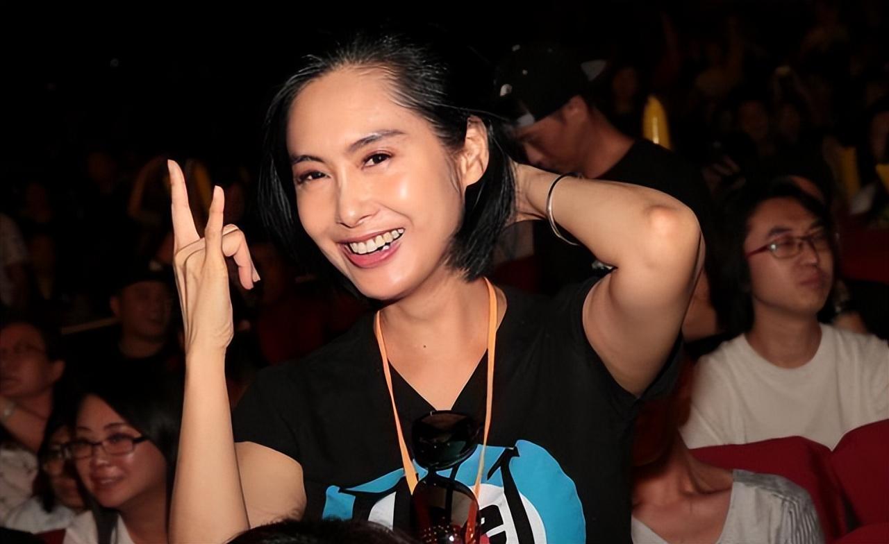 回顾52岁的朱茵近况曝光住破屋开破车昔日女神风光不再