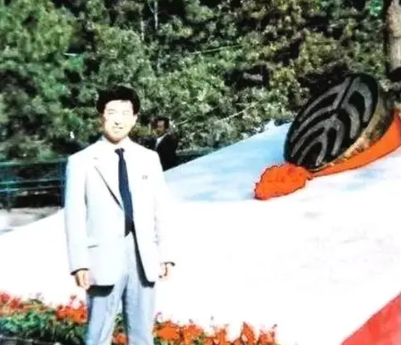 1998年,著名战地记者唐师曾出版了《我钻进了金字塔》,此书一经发布