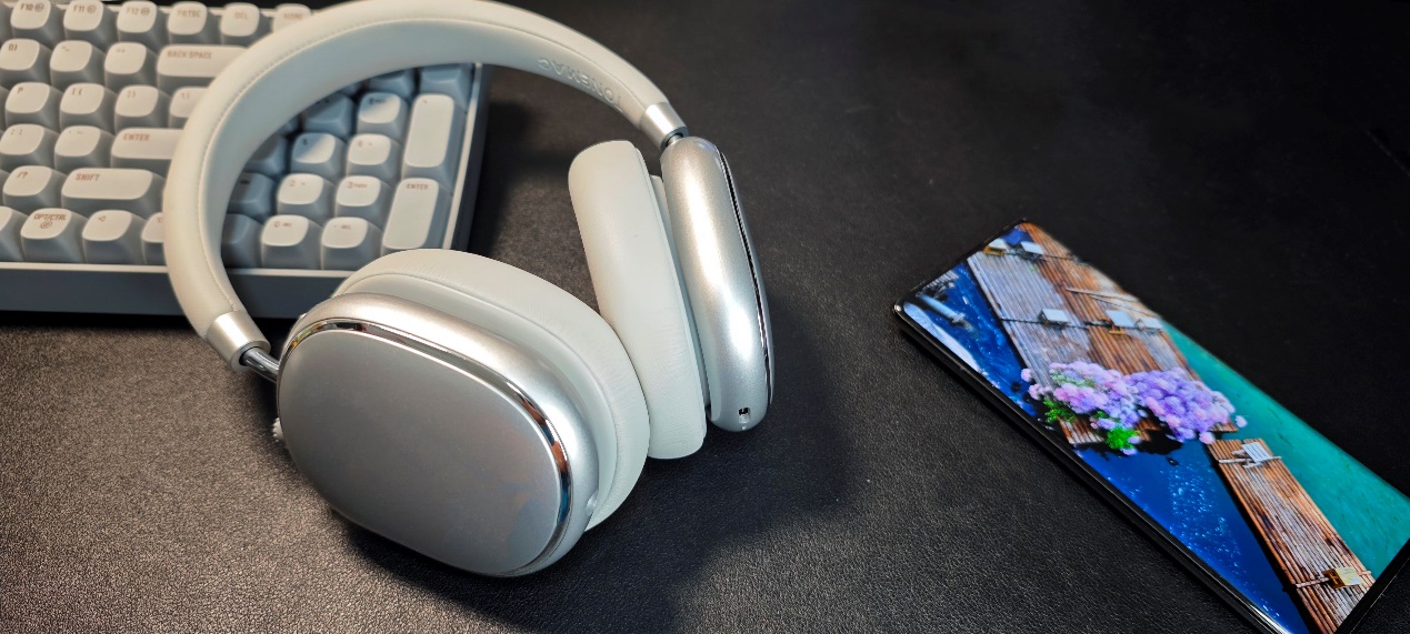 包装内耳机被放置在预留的凹槽内,稳定且牢固,避免快递运输给产品带来