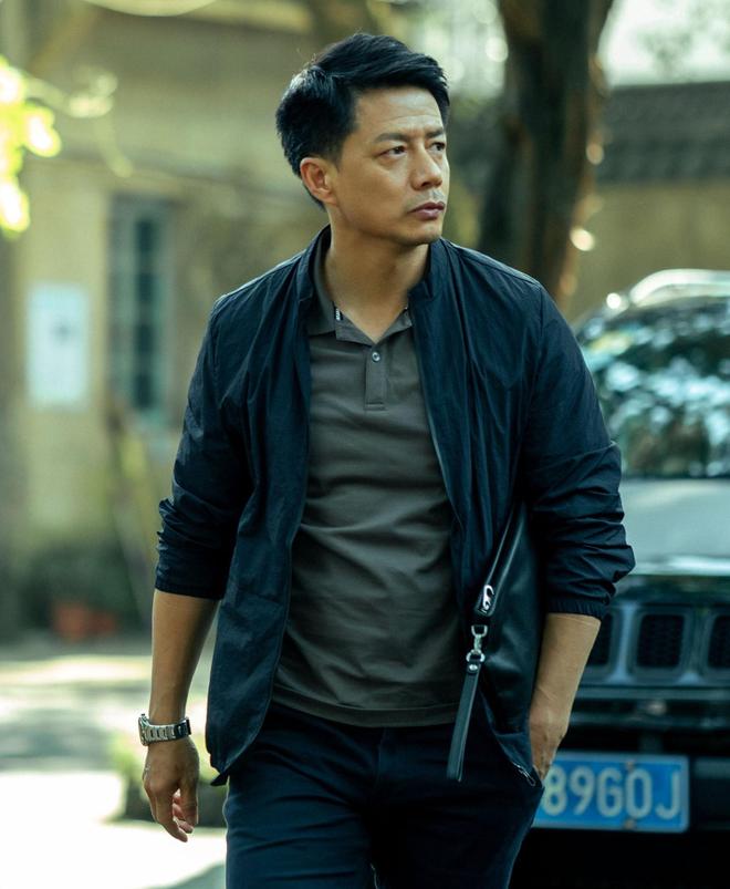 段奕宏素来被网友们公认为"警察专业户",他在《烈火灼心》中扮演的伊