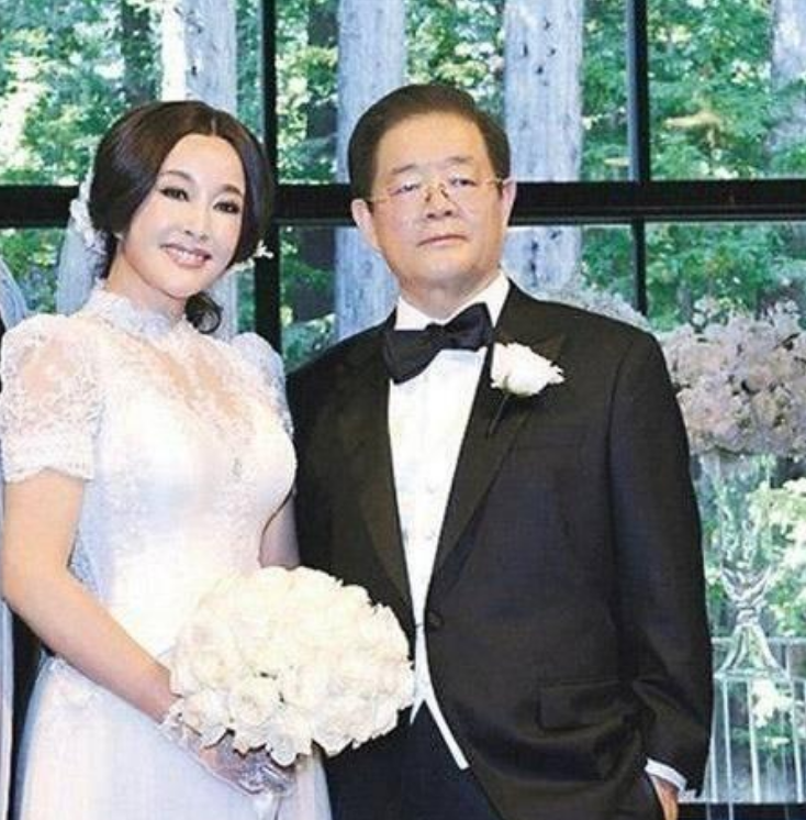 回顾伍卫国曾和刘晓庆苦恋5年分开后不拍戏也不结婚72岁还单身