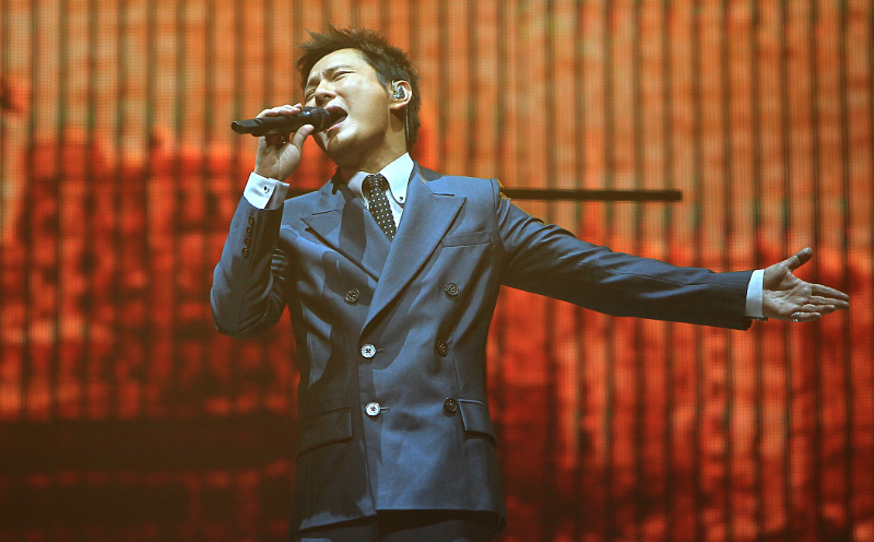 回顾张信哲56岁仍单身唱了半生情歌的他竟只有一个过去