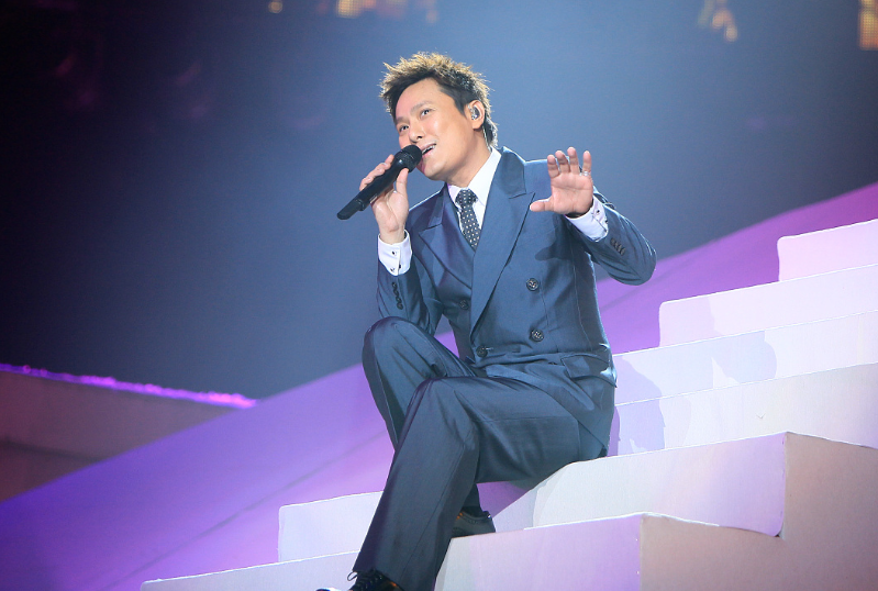 回顾张信哲56岁仍单身唱了半生情歌的他竟只有一个过去