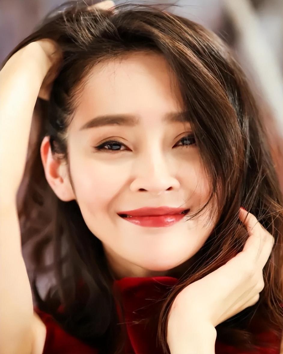 回顾于明加闪婚嫁大7岁老公结婚14年和女儿同框像姐妹