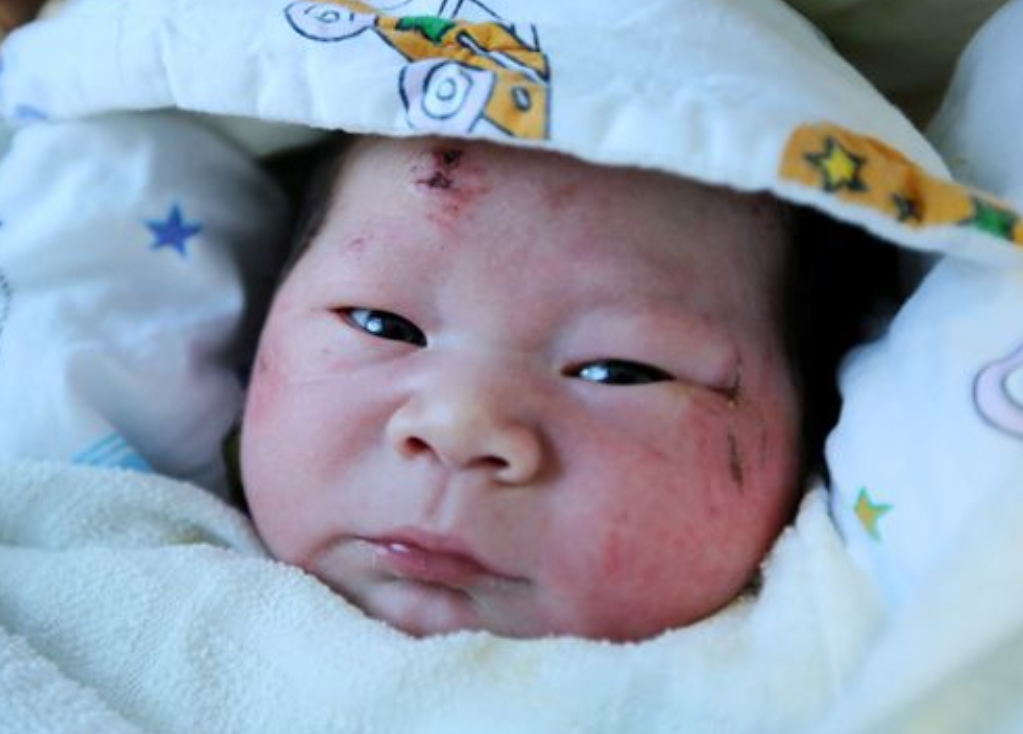 赵廷远的大女儿赵薇和小儿子平安由奶奶和小叔抚养,大儿子则交由外公