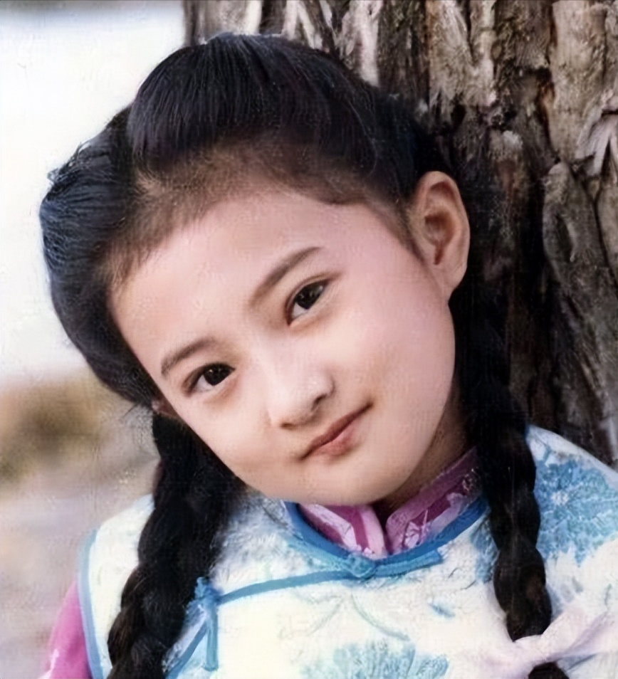 谢玲玲1956年出生在台湾的一个军官家庭,她的爸爸谢炳伦非常喜欢儿子