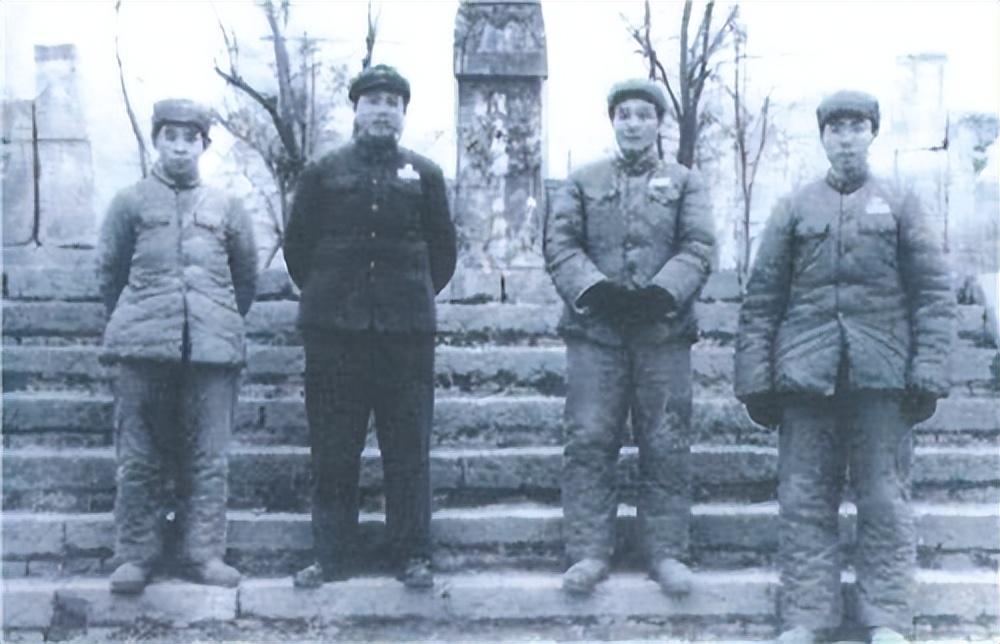 1949年刘金轩将军得知70岁老父还活着妻子称他高兴的像个娃