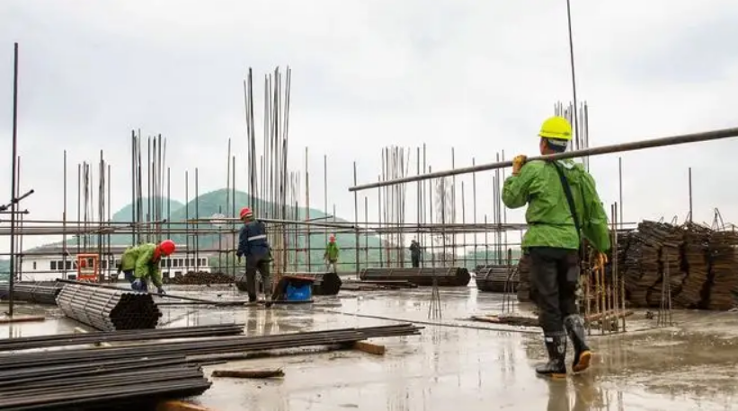 2019年45岁农民工娶24岁外国美女如今一家三口住工地却很幸福